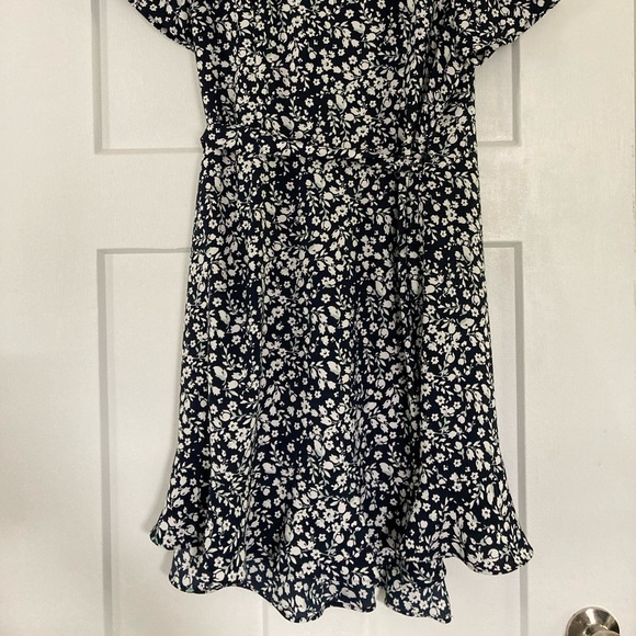 LOFT Navy and White Floral Wrap Dress - Picture 3 of 5